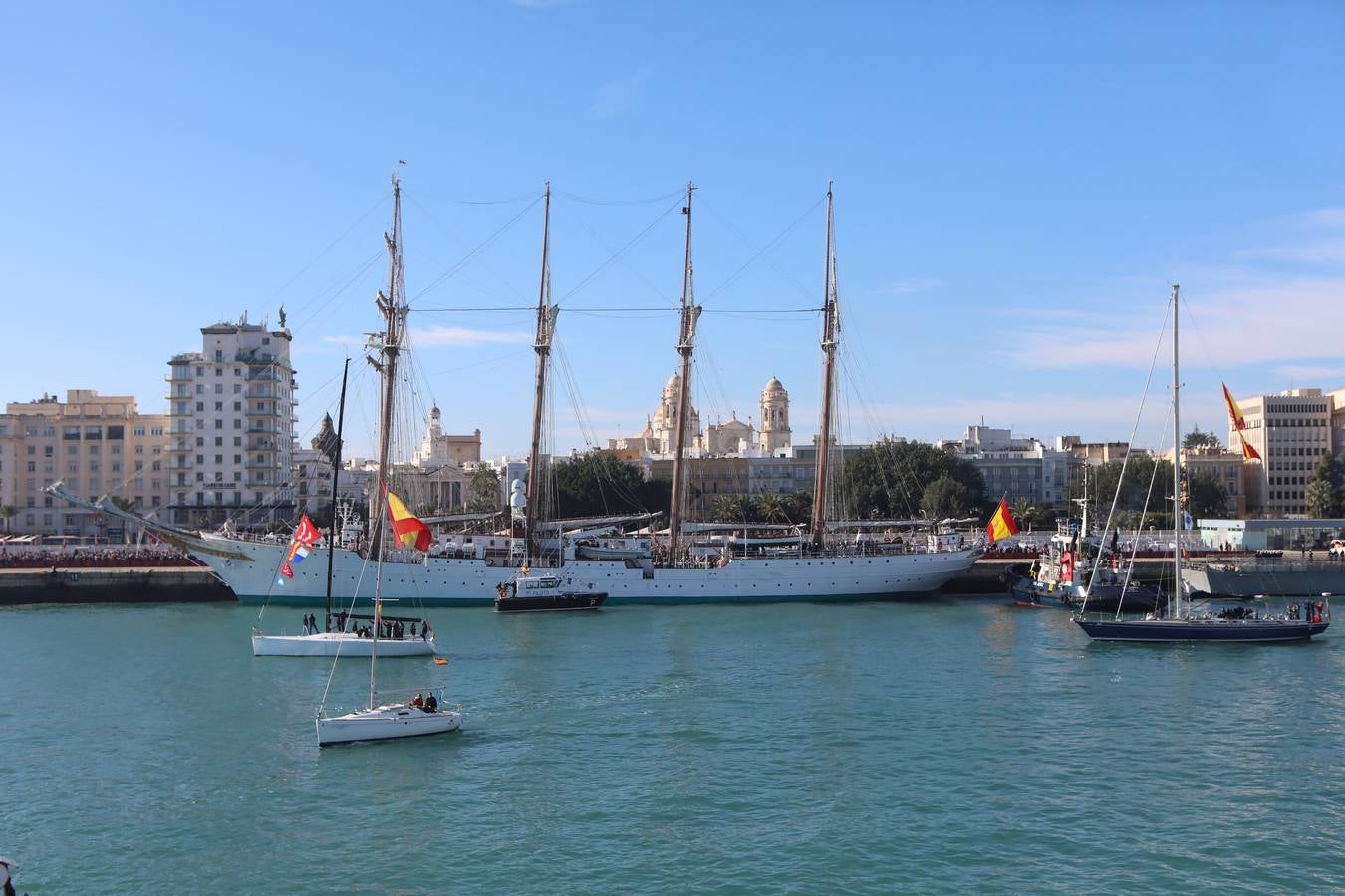 Fotos: La emocionante salida del buque Juan Sebastián de Elcano desde Cádiz
