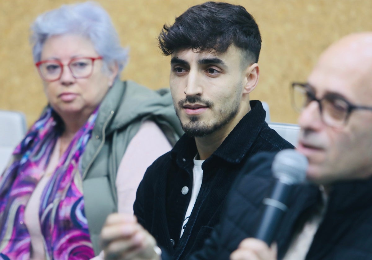 Musta, durante el encuentro este lunes en la delegación del Gobierno de Cádiz sobre familias colaboradoras.