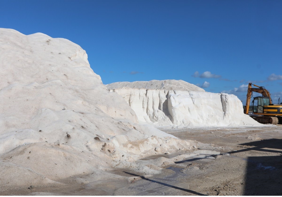 Imagen de la salina de Marítima de Sales, en Puerto Real, este miércoles, de donde sale la sal para limpiar las carreteras