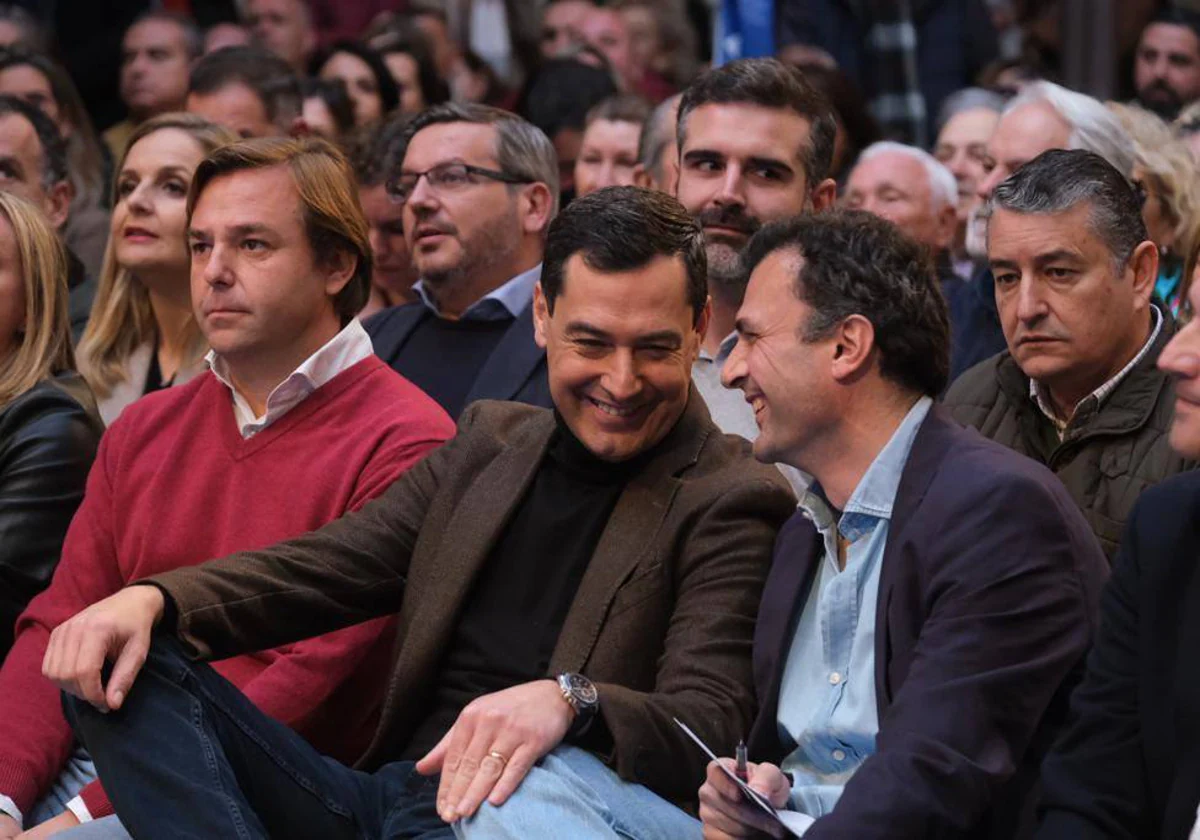 Juanma Moreno sonríe junto al candidato por Cádiz, Bruno García y al responsable de campaña, Antonio Repullo
