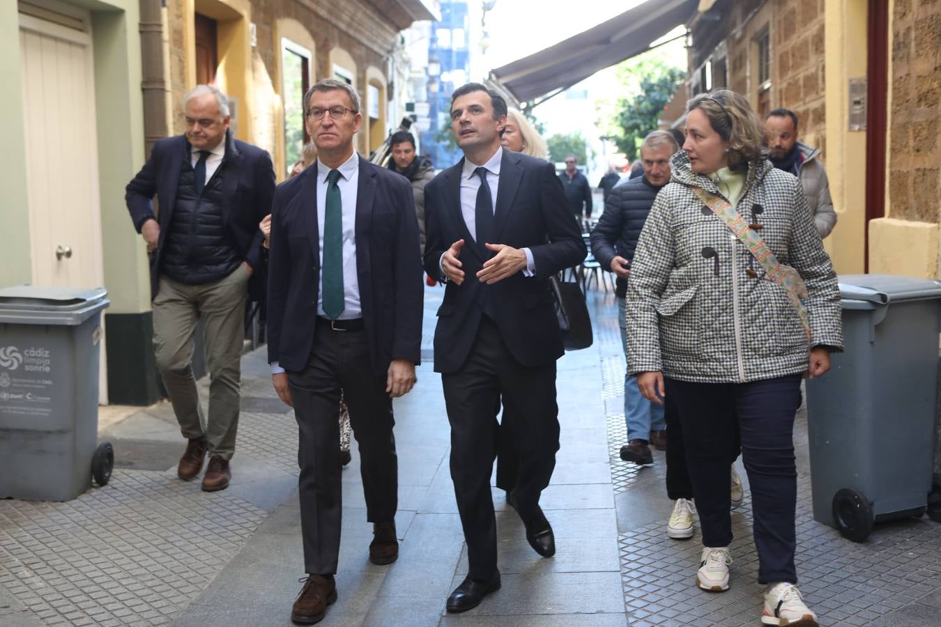 Fotos: Feijóo pasea por las calles de Cádiz junto a Bruno García, candidato del PP por Cádiz