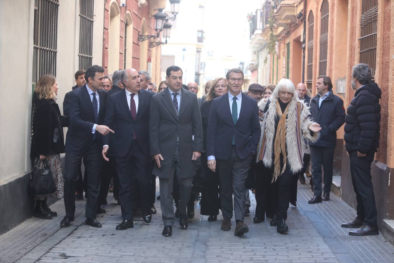 Fotos: Feijóo pasea por las calles de Cádiz junto a Bruno García, candidato del PP por Cádiz