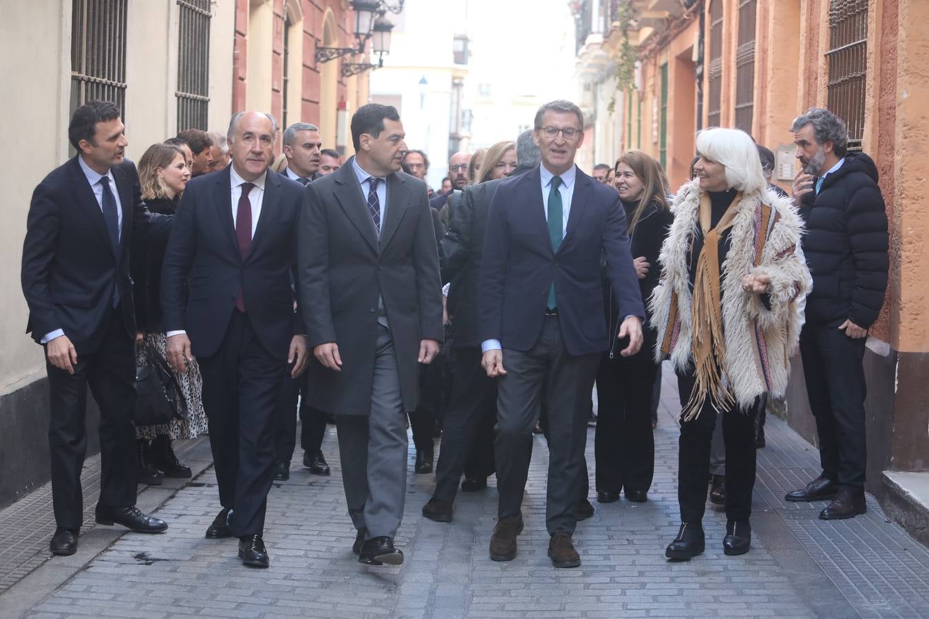 Fotos: Feijóo pasea por las calles de Cádiz junto a Bruno García, candidato del PP por Cádiz