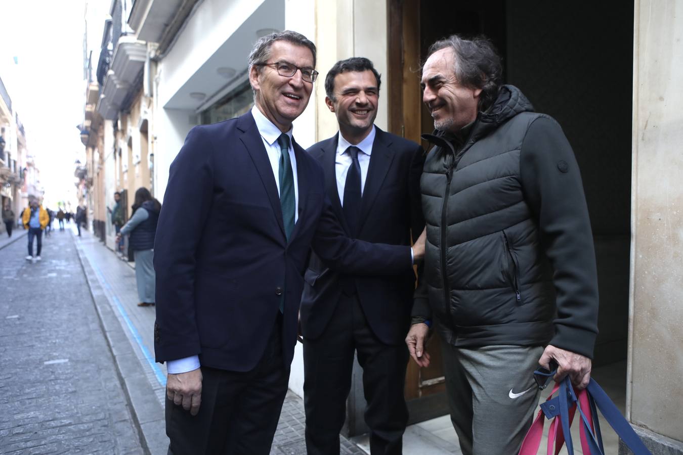 Fotos: Feijóo pasea por las calles de Cádiz junto a Bruno García, candidato del PP por Cádiz