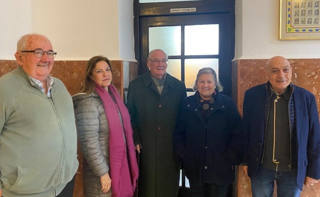 Las personas que han formado parte de este reportaje, en la puerta del despacho del Padre Feliciano en San Felipe Neri. De izquierda a derecha, el padre José Antonio Barbudo, Manoli Montero, José Luis Suárez, Isabel Escobar y José Luis Veleda.