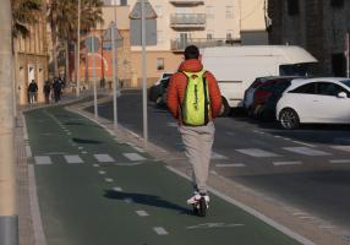 Fallece un hombre en Cádiz cuando circulaba en patinete a la altura del IES Columela