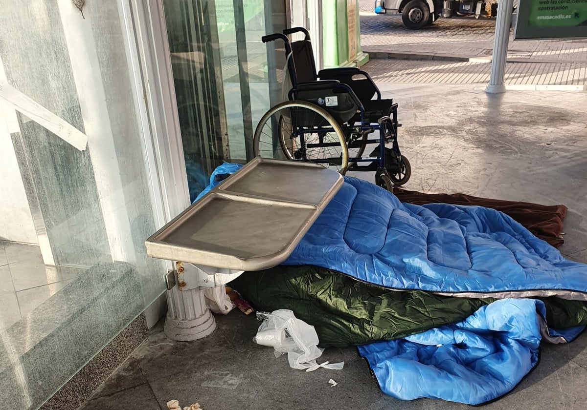 Una persona sin hogar, durmiendo en la calle junto al hogar Fermín Salvochea.