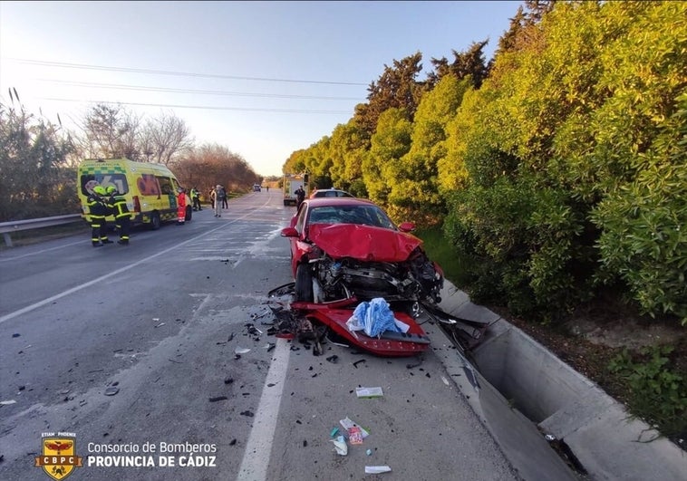 Una mujer y dos niños de cinco y diez años heridos tras un choque frontal entre un coche y una furgoneta