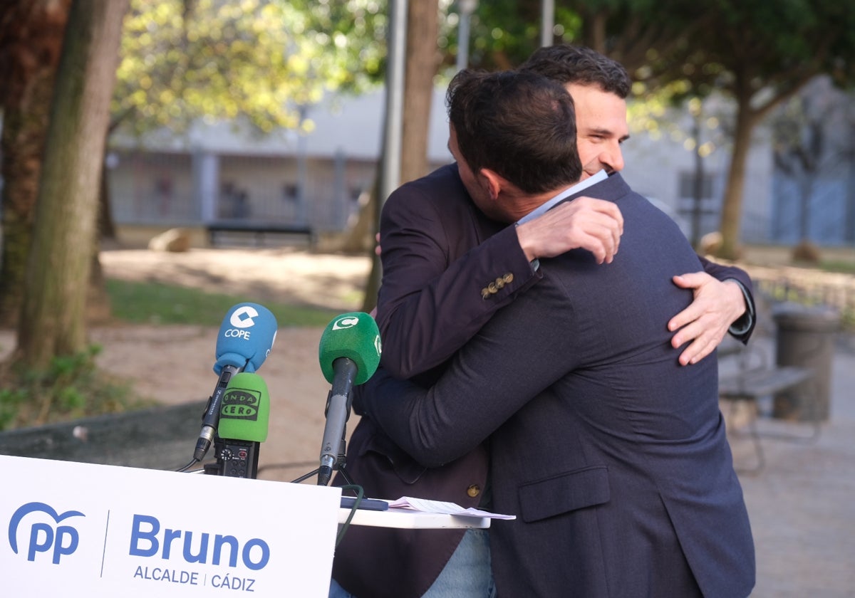 Bruno García abraza a José Manuel Cossi, su coordinador de campaña para estas elecciones municipales del 28 de mayo.