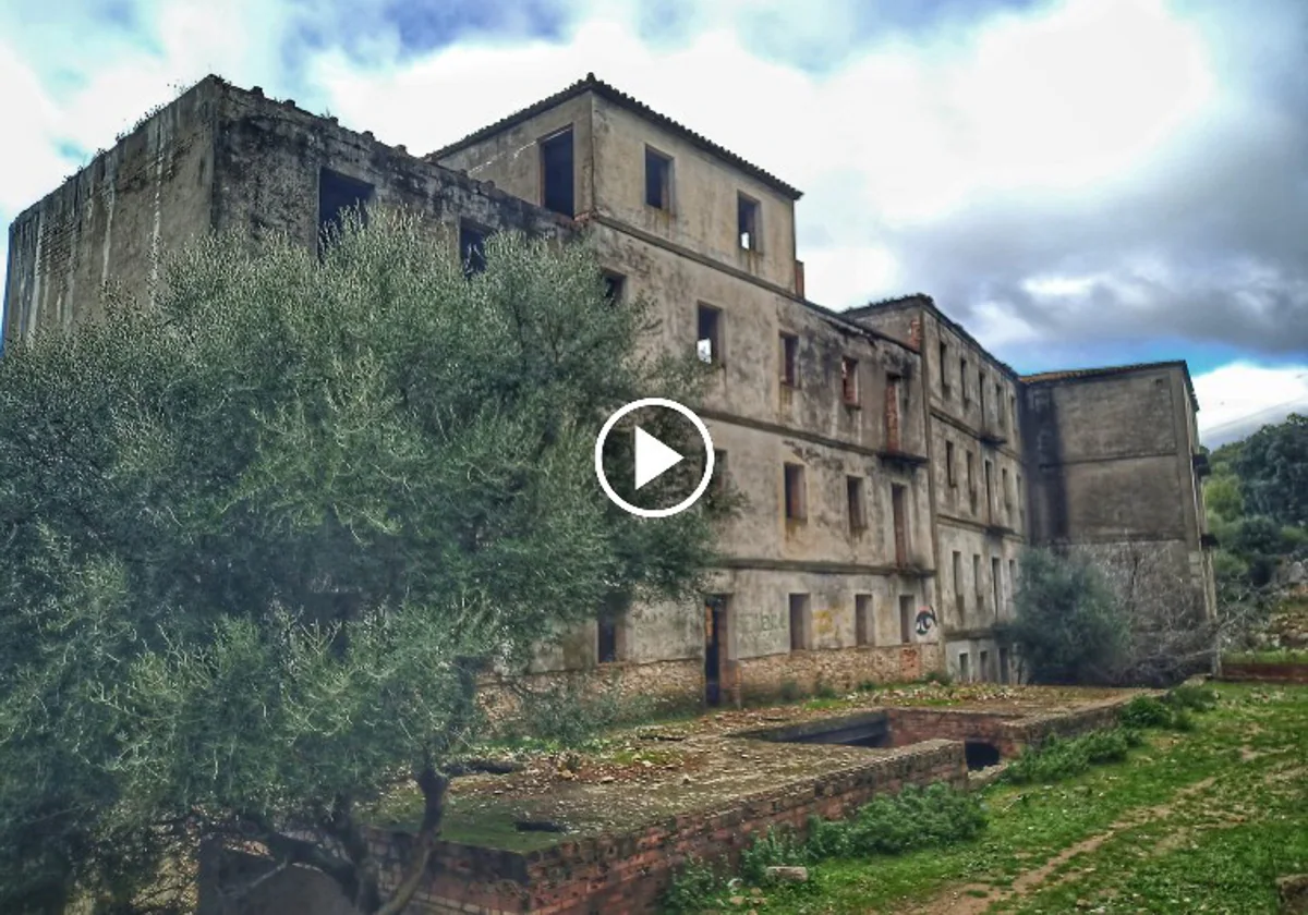 Un hotel en ruinas en la Sierra de Grazalema donde habita solo una persona