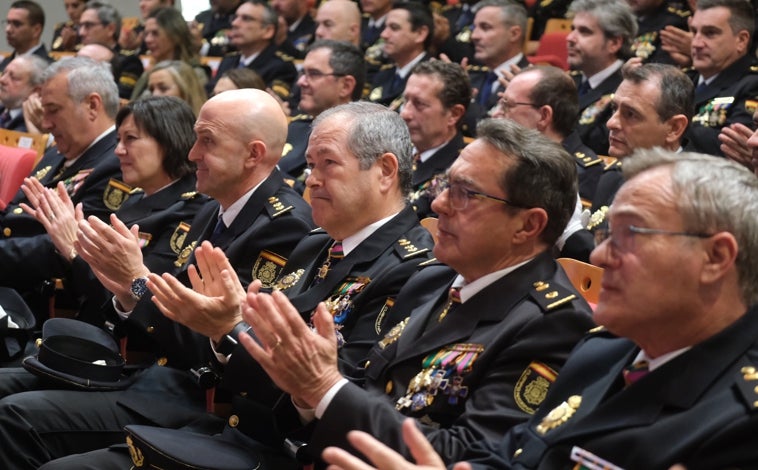 Imagen principal - La Policía Nacional confirma en Cádiz su «compromiso y lealtad» con la provincia en el día de su 199 aniversario