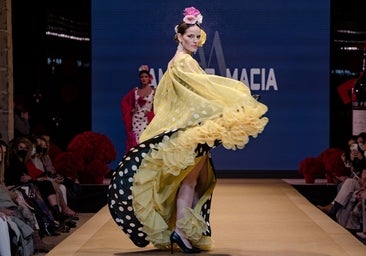 Lola Flores, protagonista del desfile de Amparo Macía en la Pasarela Flamenca Jerez Tío Pepe