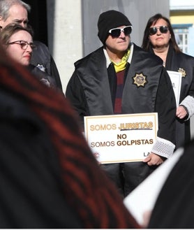 Imagen secundaria 2 - Concentración en los juzgados del Estadio.