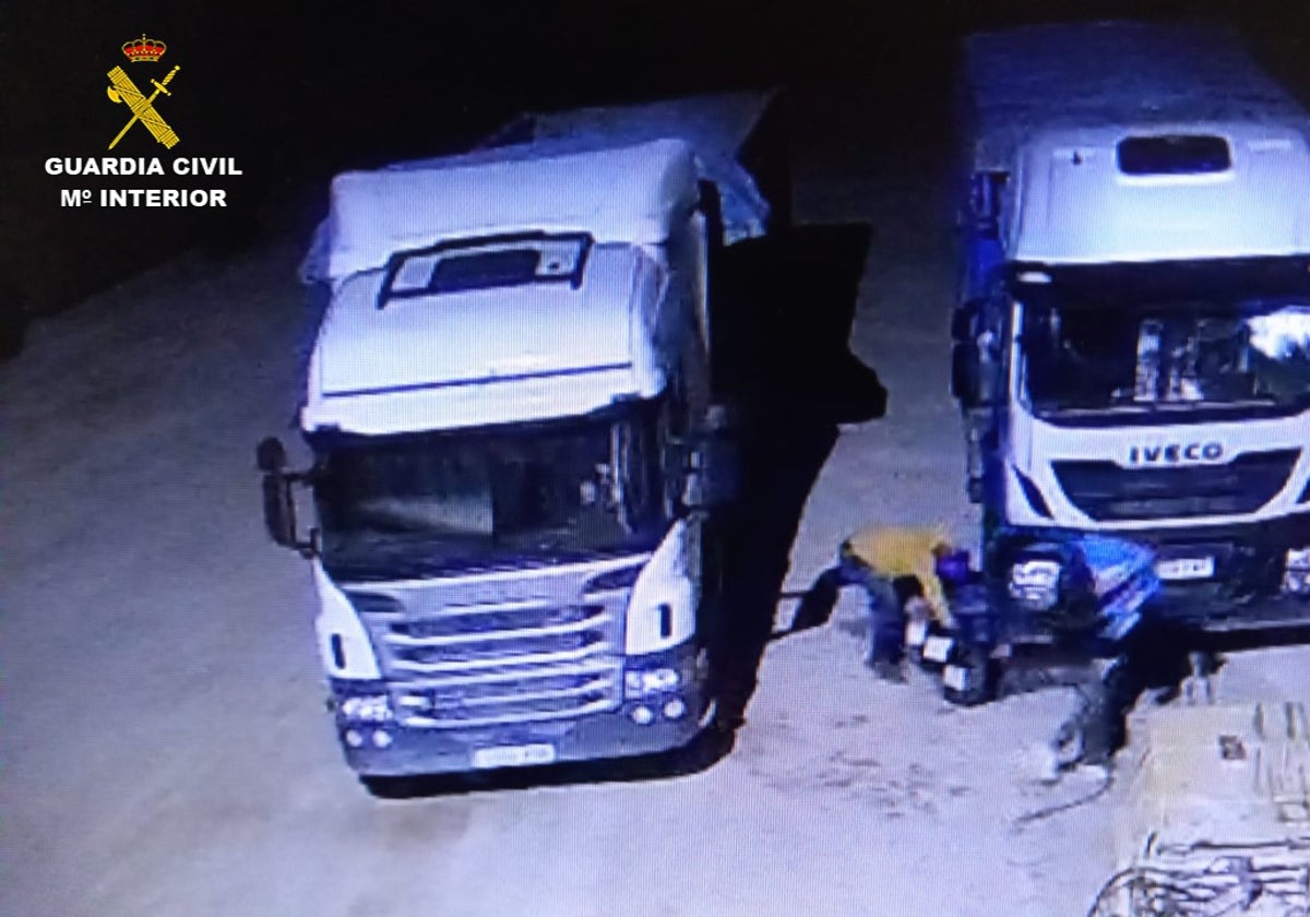 Imagen en la que los delincuentes roban gasoil de un camión