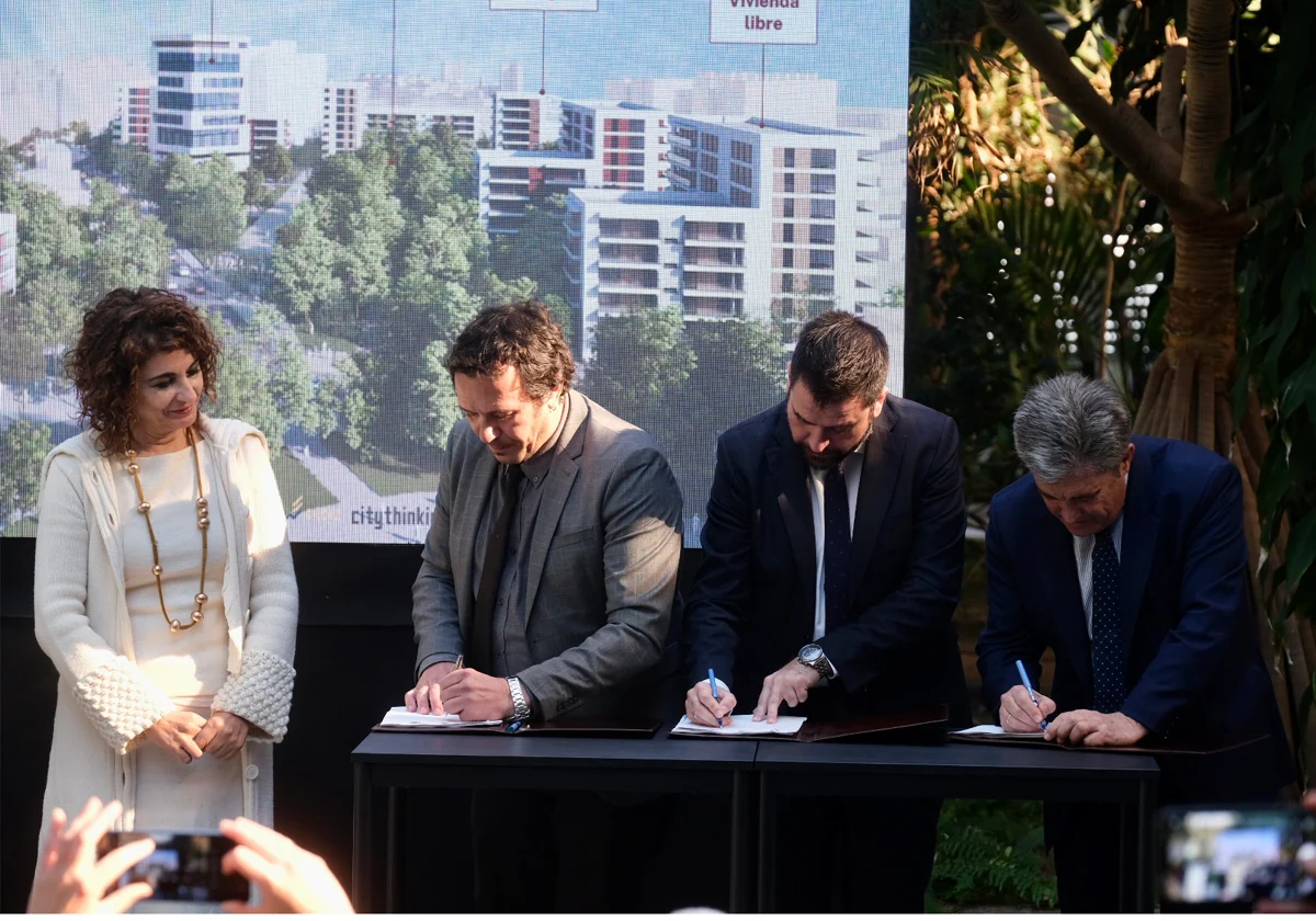 Momento de la firma del protocolo para impulsar el desarrollo urbanístico de Navalips.