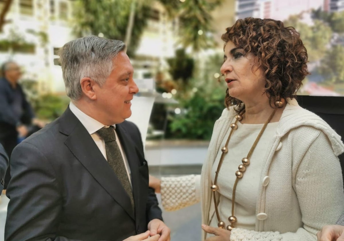 Óscar Torres, junto a la ministra de Hacienda, María Jesús Montero.