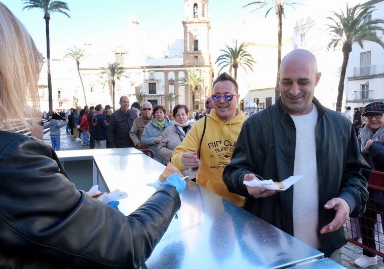 Fotos: Largas colas en la Catedral en la Gran Empanada Popular