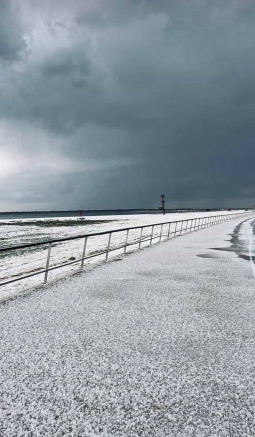 Fotos: la impresionante granizada en Sanlúcar deja sus calles teñidas de blanco