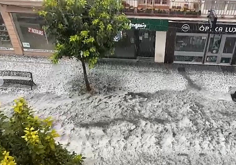Una fuerte lluvia de agua y granizo deja en media hora numerosos daños y zonas inundadas en Sanlúcar