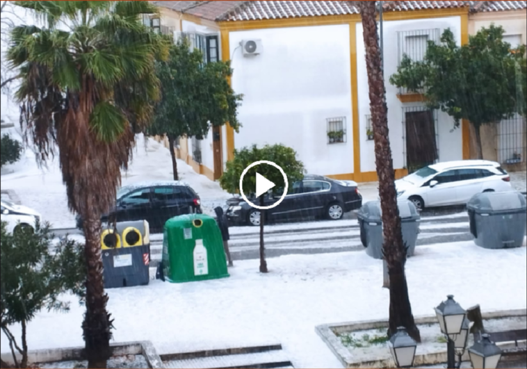 Cae una espectacular granizada este martes en Sanlúcar de Barrameda, tiñendo de blanco calles y playas