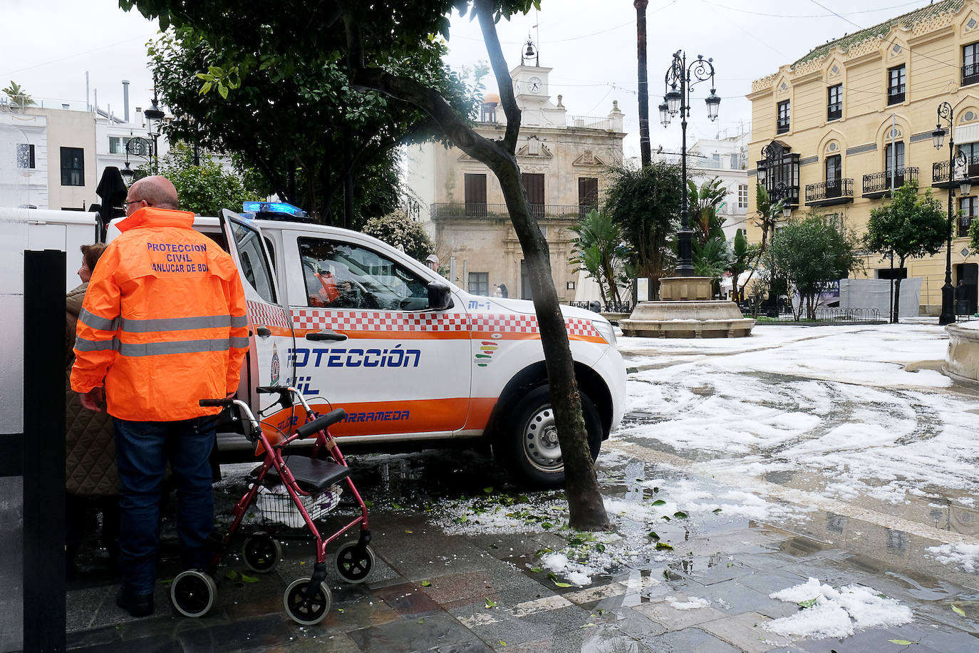 FOTOS: Estampas insólitas en Sanlúcar tras la granizada