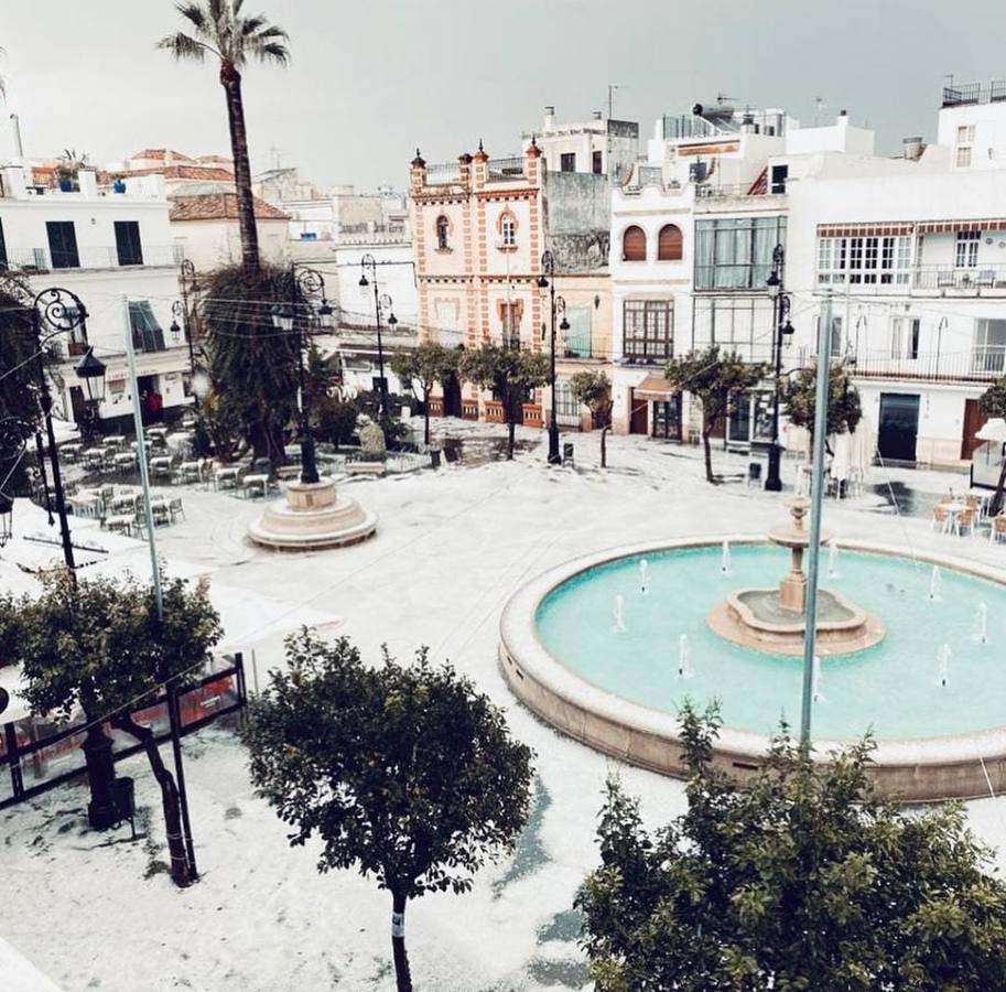 Fotos: la impresionante granizada en Sanlúcar deja sus calles teñidas de blanco