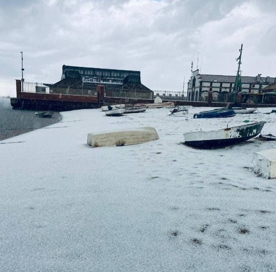 Fotos: la impresionante granizada en Sanlúcar deja sus calles teñidas de blanco