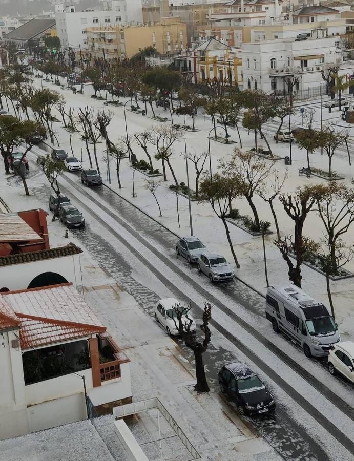 Fotos: la impresionante granizada en Sanlúcar deja sus calles teñidas de blanco