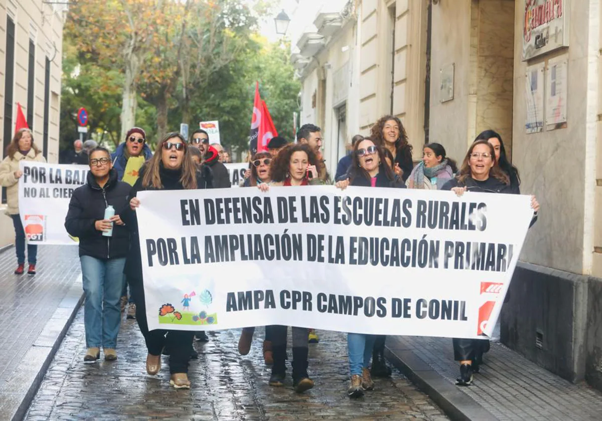 El colegio rural &#039;Campos de Conil&#039; pide su ampliación con una original protesta con productos de la huerta