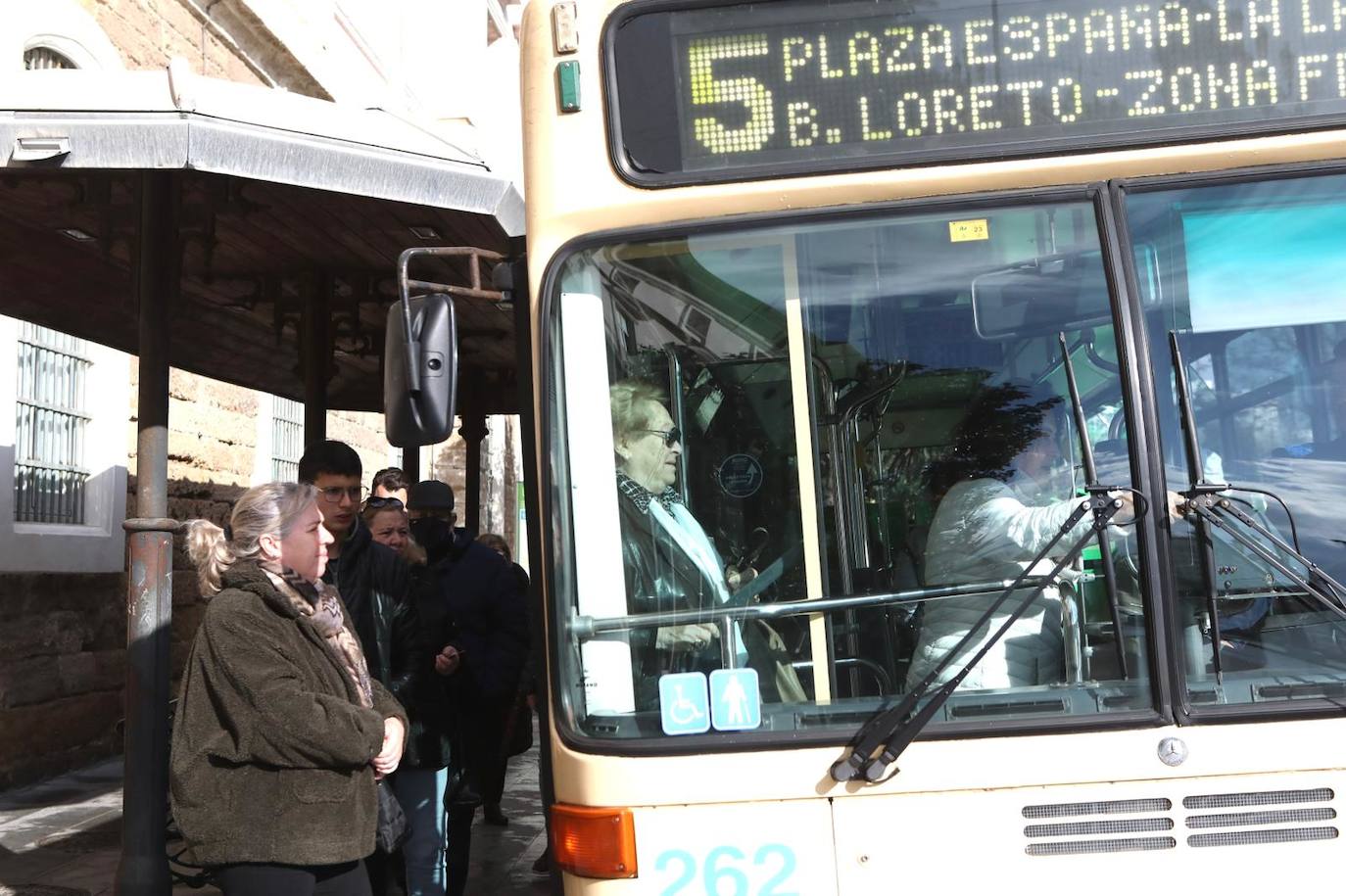 Fotos: fin de la mascarilla en el transporte público de Cádiz