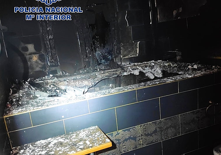 La Policía salva la vida a dos personas tras un incendio en su casa en El Puerto