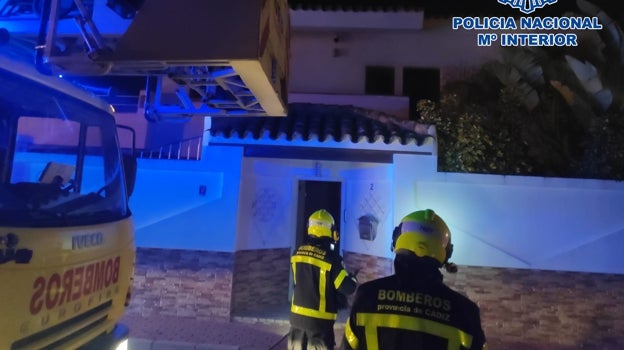 La Policía salva la vida a dos personas tras un incendio en su casa en El Puerto