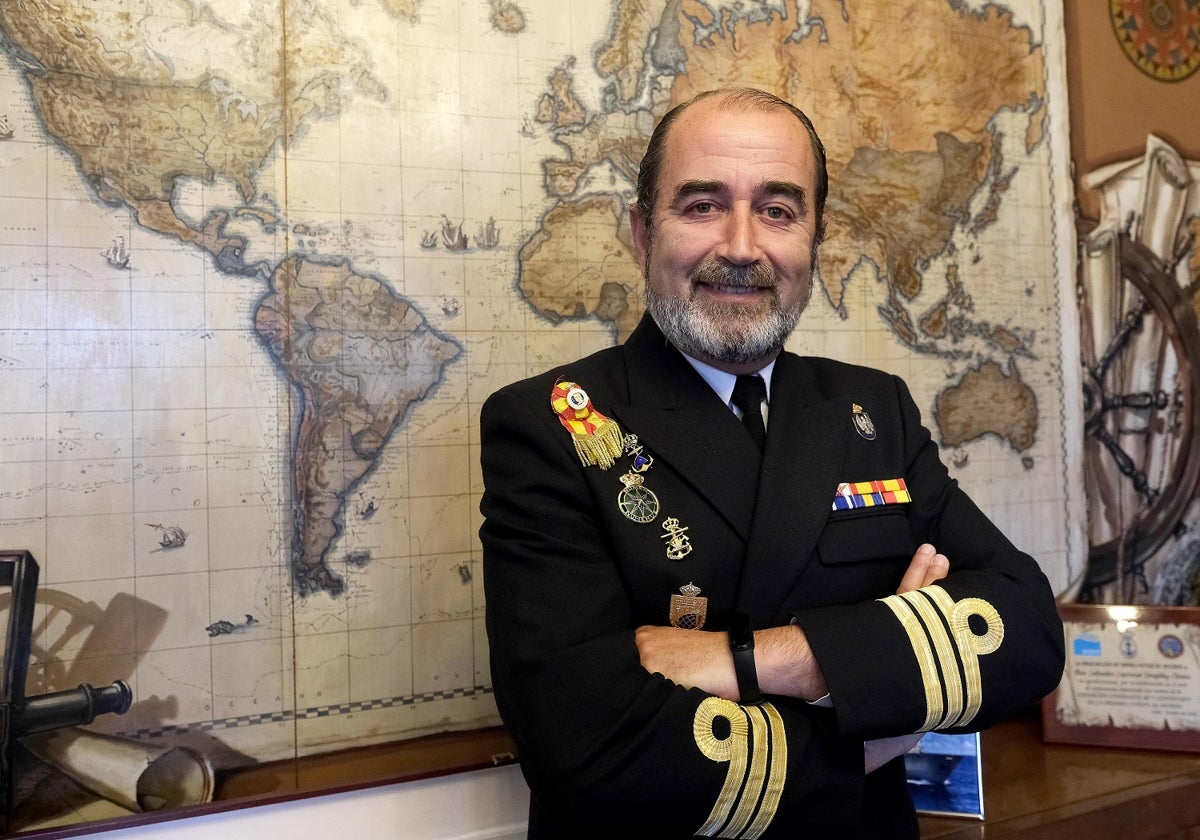 El comandante director del Instituto Hidrográfico de la Marina, capitán de fragata Salvador Espinosa González-Llanos.