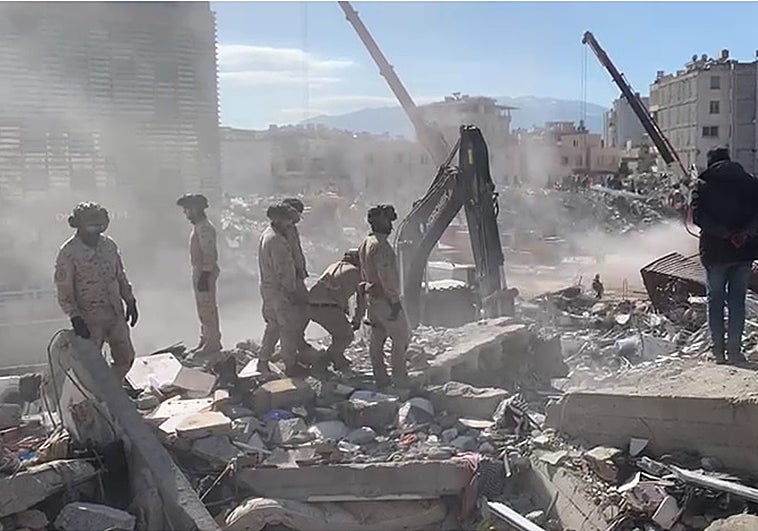Los infantes de Marina ya trabajan buscando supervivientes del terremoto de Turquía