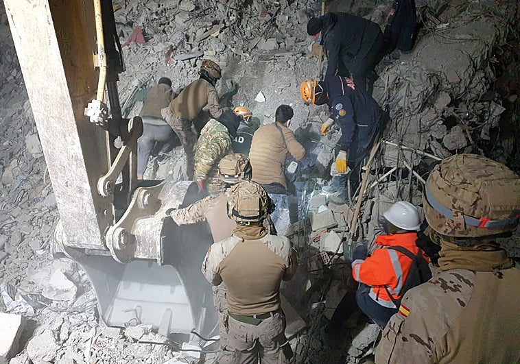 Infantes de Marina de San Fernando rescatan a un niño de siete años de las ruinas del terremoto de Turquía