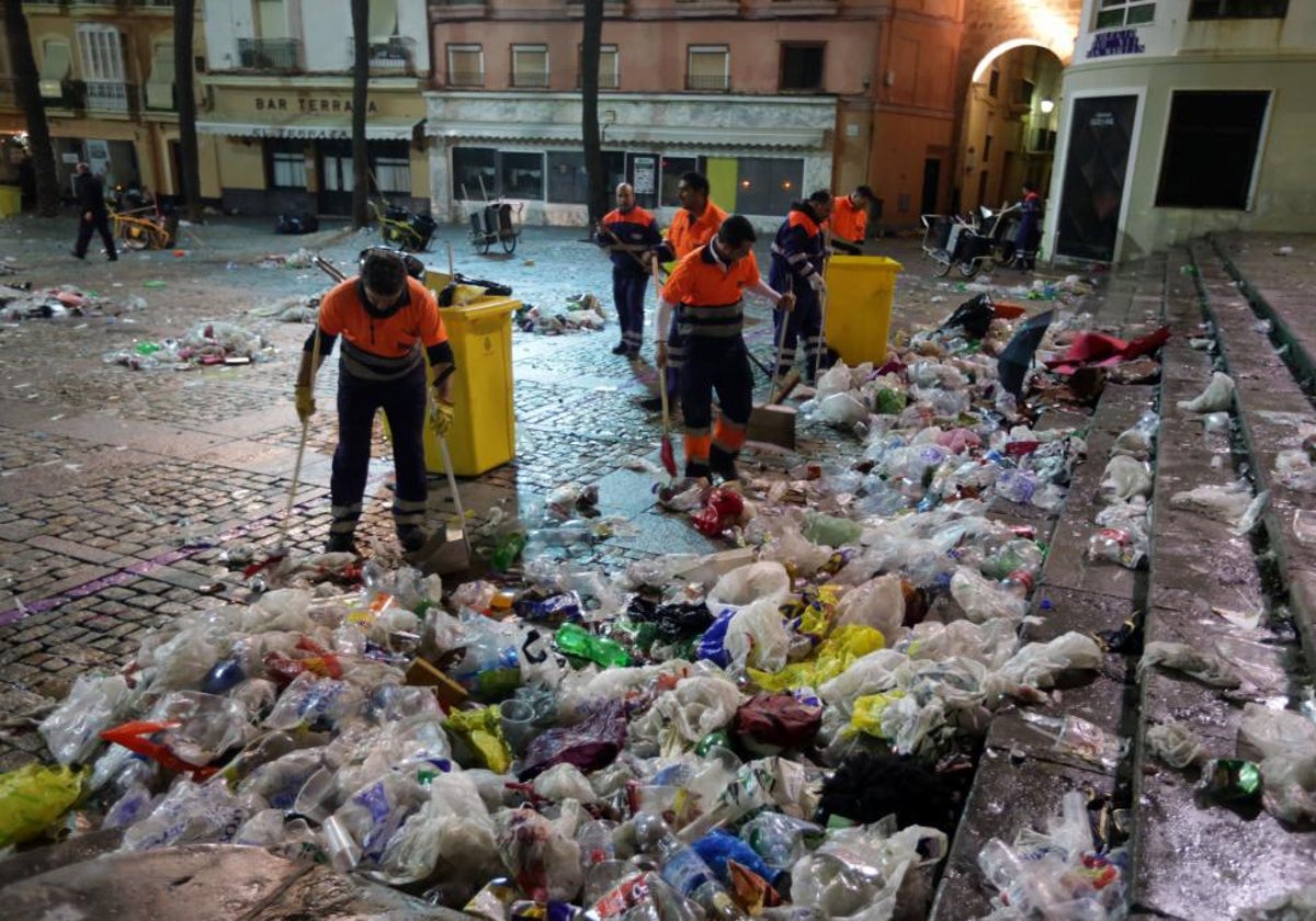 Limpieza en el Carnaval de Cádiz.