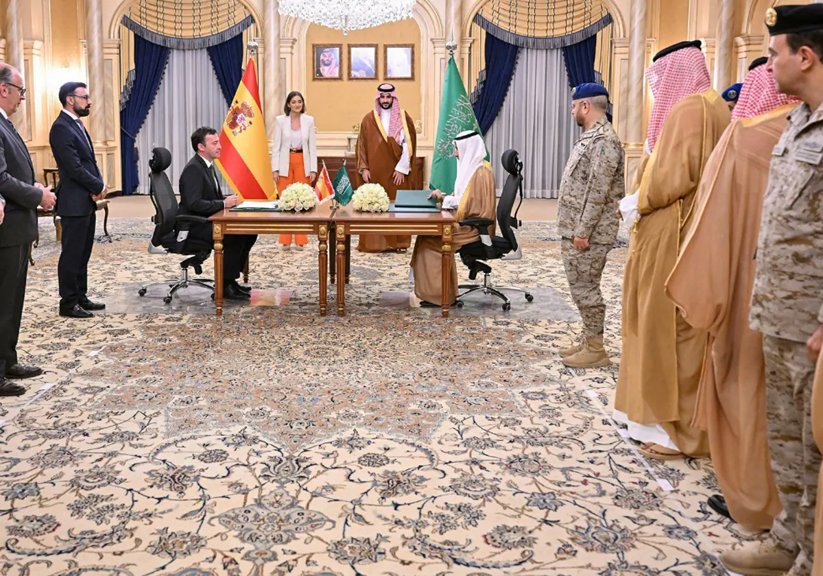 El presidente de Navantia durante la firma el pasado noviembre del acuerdo con Arabia para construir cinco buques más