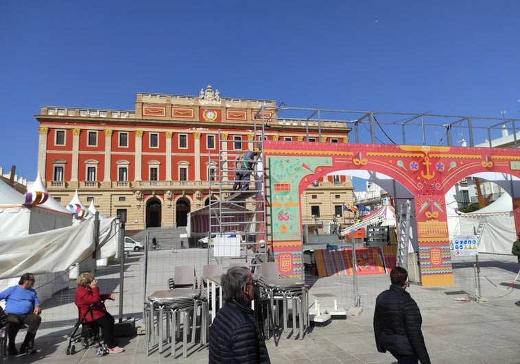 Pitos y palmas en el preestreno de la plaza del Rey