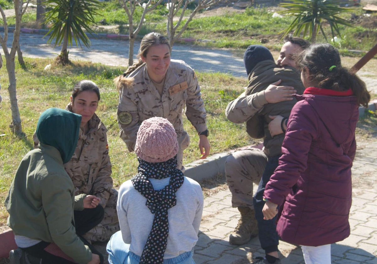 Niños turcos se despiden de los infantes de Marina antes del repliegue.