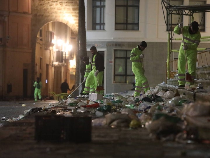 Fotos y vídeo: El Sábado de Carnaval deja un macrobotellón y toneladas de basura
