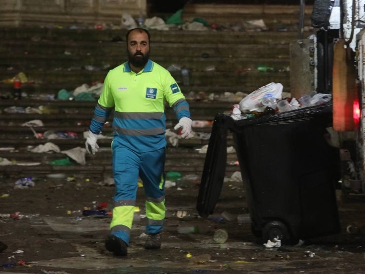 Fotos y vídeo: El Sábado de Carnaval deja un macrobotellón y toneladas de basura