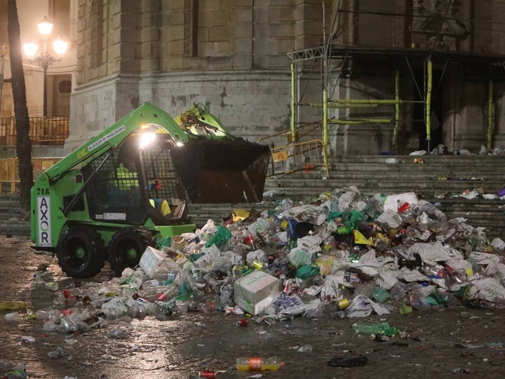 Fotos y vídeo: El Sábado de Carnaval deja un macrobotellón y toneladas de basura