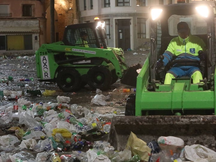 Fotos y vídeo: El Sábado de Carnaval deja un macrobotellón y toneladas de basura