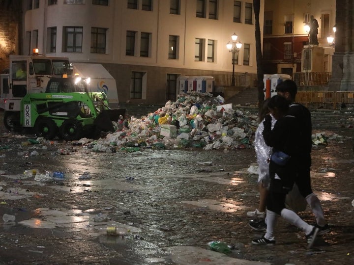Fotos y vídeo: El Sábado de Carnaval deja un macrobotellón y toneladas de basura