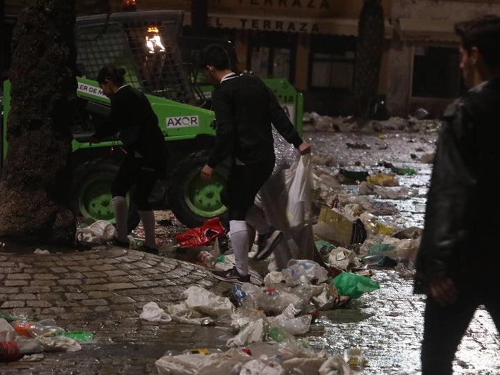 Fotos y vídeo: El Sábado de Carnaval deja un macrobotellón y toneladas de basura