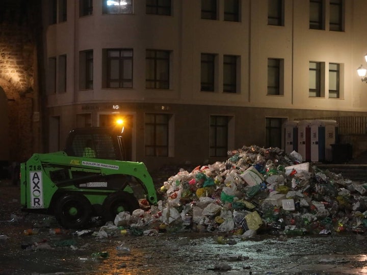 Fotos y vídeo: El Sábado de Carnaval deja un macrobotellón y toneladas de basura