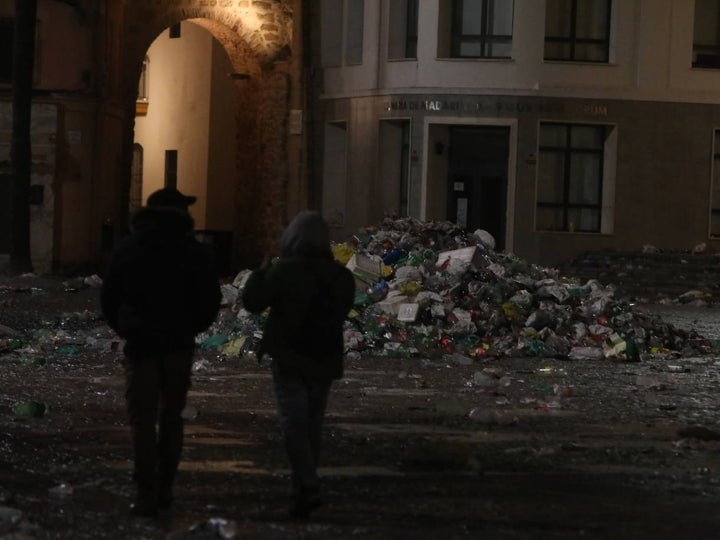 Fotos y vídeo: El Sábado de Carnaval deja un macrobotellón y toneladas de basura