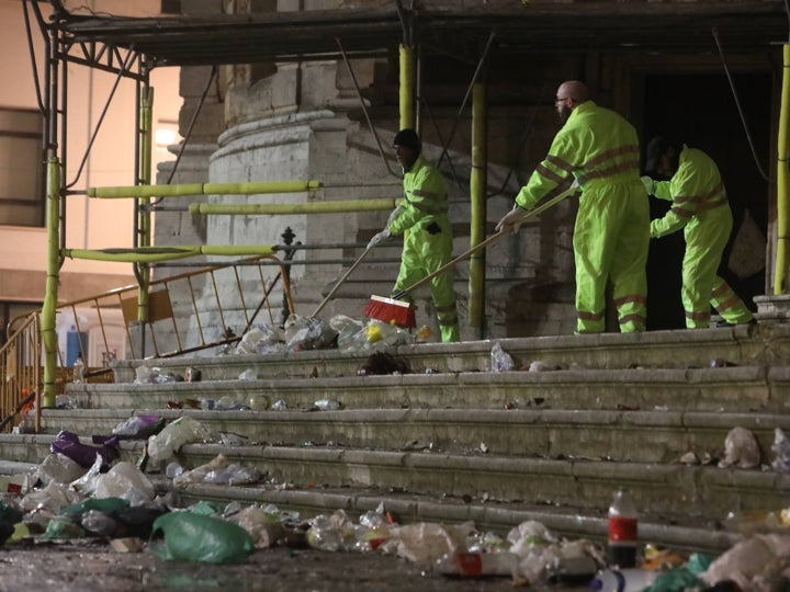 Fotos y vídeo: El Sábado de Carnaval deja un macrobotellón y toneladas de basura