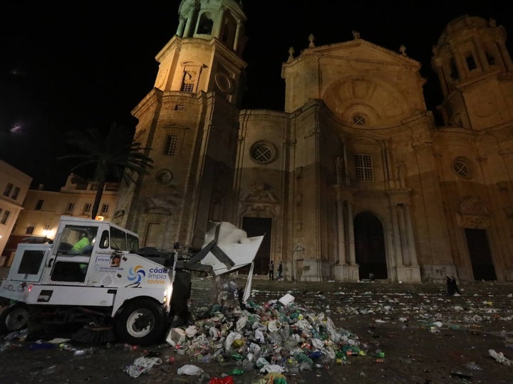 Fotos y vídeo: El Sábado de Carnaval deja un macrobotellón y toneladas de basura