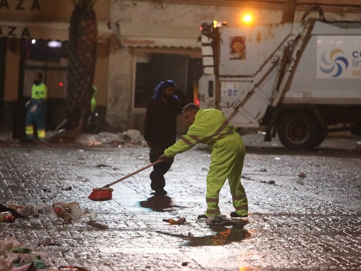 Fotos y vídeo: El Sábado de Carnaval deja un macrobotellón y toneladas de basura